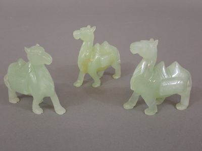 Ensemble de trois chameaux en pierre dure verte.