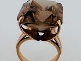 un gros plan d'une bague ornée d'une grosse pierre de quartz fumé