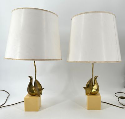 paire de lampes en forme d'oiseaux en laiton, avec des abat-jours blancs, montées sur des socles en bois