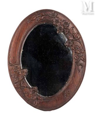 un miroir accroché au mur de la pièce