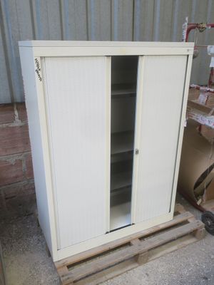 une armoire blanche posée sur une palette