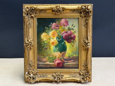 tableau représentant un vase de fleurs dans un cadre doré posé sur une table