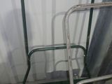 une chaise verte placée près d'un mur blanc