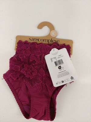 un gros plan sur une culotte avec une étiquette