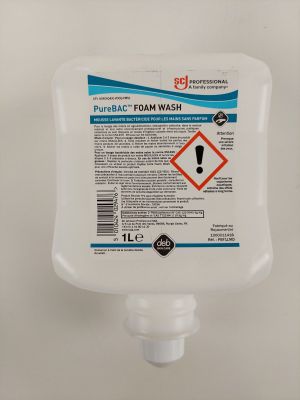 un gros plan d'un distributeur de savon pour les mains posé sur une surface blanche