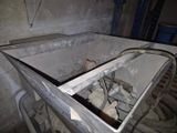 une vitre cassée au milieu d'une vieille baignoire