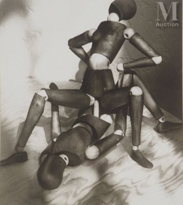 une photo en noir et blanc d'un homme assis sur une chaise