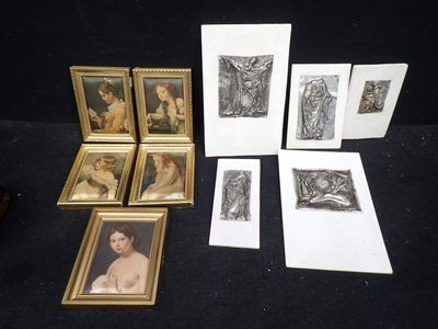 de nombreuses photos encadrées représentant une femme, posées sur une table