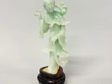 Figurine chinoise en jade sculpté représentant une femme tenant un oiseau