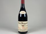une bouteille de vin rouge avec une étiquette dessus
