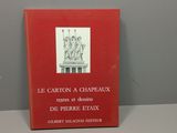 le livre est posé sur une table, avec une couverture rouge