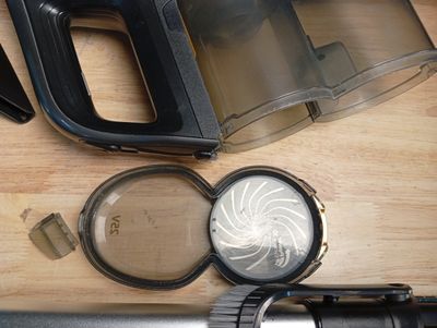 une photo d'un mixeur posé sur une table
