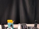 une table sur laquelle sont posés plusieurs téléphones portables