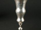 une coupe en argent ancien sur fond noir