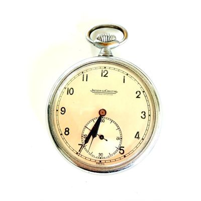 gros plan d'une montre de poche sur une surface blanche