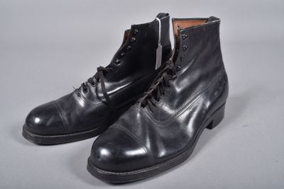 une paire de bottes en cuir noir à lacets