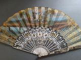 un ventilateur posé sur une table sur laquelle se trouve un tableau