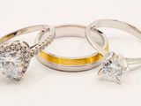 trois alliances serties de diamants sur fond blanc