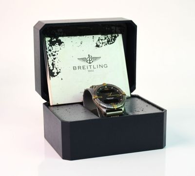 une montre rangée dans une boîte contenant une carte