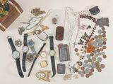 de nombreux types de bijoux sur la table