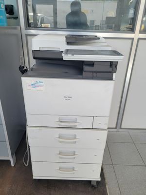 une imprimante posée sur un classeur