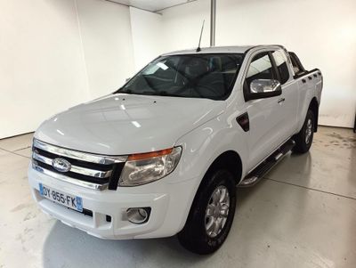 Le Ford Ranger blanc est garé dans une grande pièce.