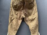 un vieux pantalon suspendu à une corde à linge fixée au mur