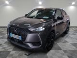 l'avant d'un SUV gris garé sur un sol à damier