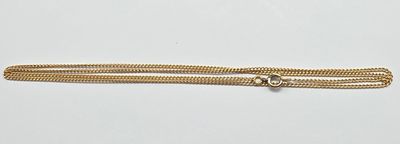 un gros plan d'un bracelet à chaîne en or muni d'un fermoir