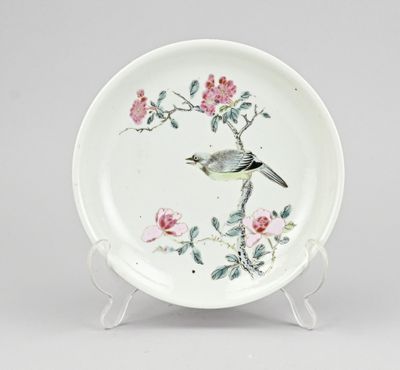 Assiette en porcelaine chinoise représentant un oiseau sur une branche et des fleurs
