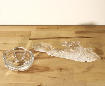 un cendrier en verre et un cendrier en verre posé sur une table en bois