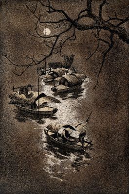 trois bateaux flottant sur l'eau sous la pleine lune
