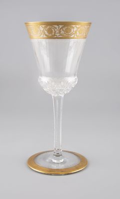 un gobelet en verre orné d'une bordure dorée et d'un liseré doré tout autour du bord
