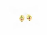 une paire de boucles d'oreilles en or ornées de pierres roses et vertes