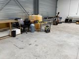 un garage contenant de nombreux outils et équipements