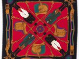 une photo d'une écharpe rouge et noire ornée d'un motif