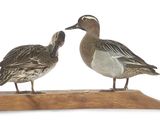 deux oiseaux perchés sur un morceau de bois