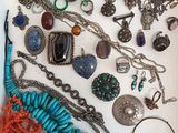 de nombreux types de bijoux exposés dans une boîte blanche