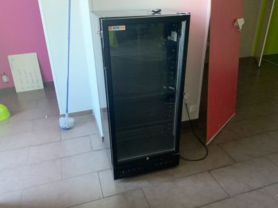 un réfrigérateur qui se trouve dans le coin d'une pièce