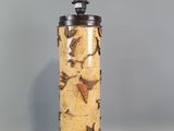 un vase orné d'un motif marron et jaune
