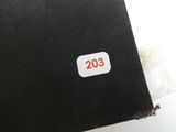 un livre noir sur lequel figure un numéro rouge et blanc