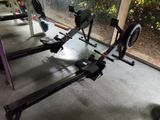 une rangée de vélos d'appartement dans une salle de sport