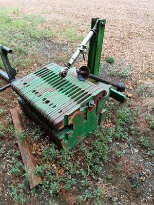 une machine verte qui est garée dans l'herbe