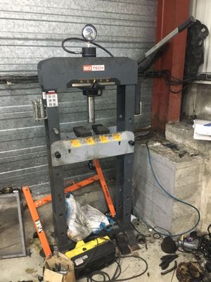 l'image d'une machine dans un garage