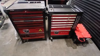 deux caisses à outils rouges placées l'une à côté de l'autre dans un garage