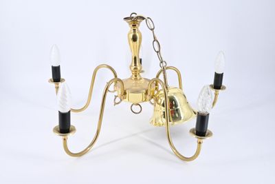 Deux lustres en métal doré à trois bras de lumière dont un à…