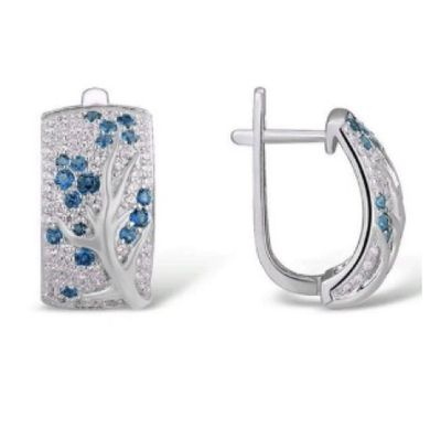 une paire de boucles d'oreilles en diamant bleu et blanc