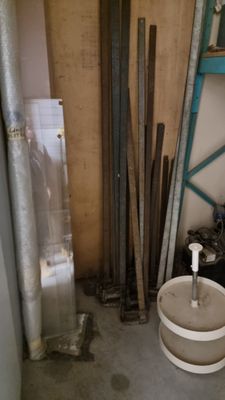 une image d'une salle de bains avec des toilettes et un seau