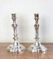 PAIRE DE FLAMBEAUX en bronze argenté à fût balustre et base …