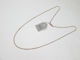 Gros plan sur un collier portant une étiquette